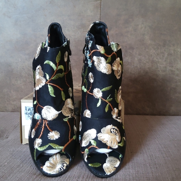 Donated Avanti Margo Booties - Picture 4 of 4